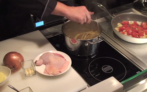 到煮義大利麵鍋子，攪拌一下義大利麵（不用一直攪拌伴）之後放著煮就好（一般麵條煮10~20分鐘不等，義大利麵條包裝上會標示煮多久就好）。