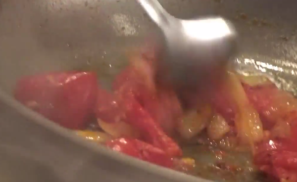 之後回到拌炒的鍋子，當洋蔥和蕃茄都呈現金黃色時，就代表燉煮時間已經足夠。