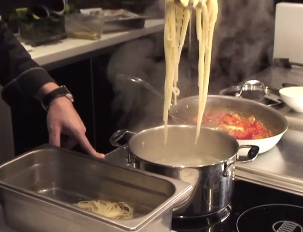 之後撈起煮好的麵條，進冷水中冷卻。