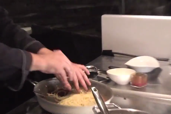 將冷卻的麵條放進紅醬中