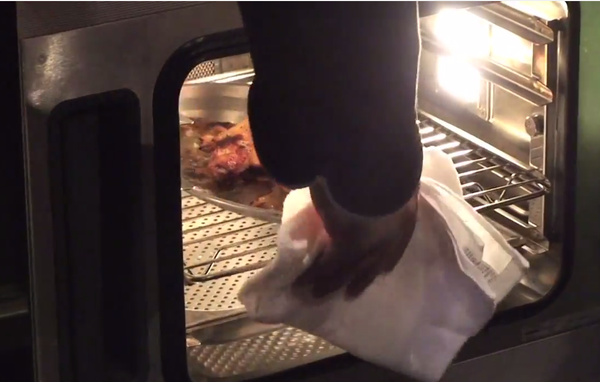 再拿出烤箱裡完成的烤雞