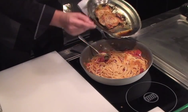 可以將烤雞的肉汁一起加入在義大利裡(可增添義大利麵的美味)然後再拌炒一下。