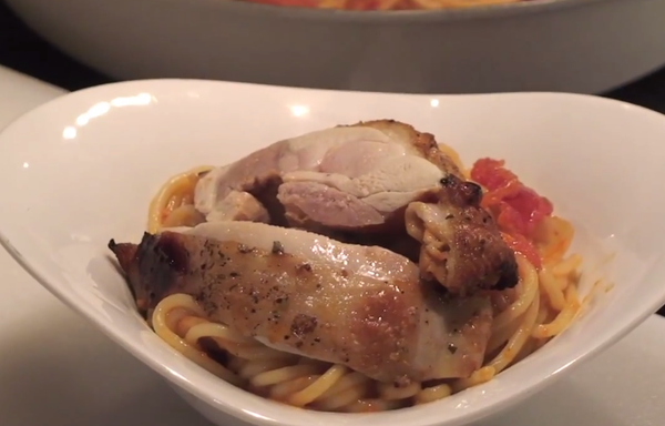 之後就可以組合，將麵條、醬汁與雞肉盛盤，大功告成囉~