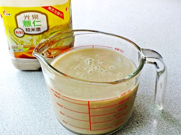 糙米含維生素B群及膳食纖維，可促進腸道順暢。嚴選了整顆花生100%新鮮現磨的光泉薏仁糙米漿，同時含有薏仁和珍珠麥顆粒，喝時可以咀嚼到薏仁的顆粒，口感豐富。天然薏仁補充元氣與養顏美容之效更加倍，同時帶來飽足感，讓健康更加分。