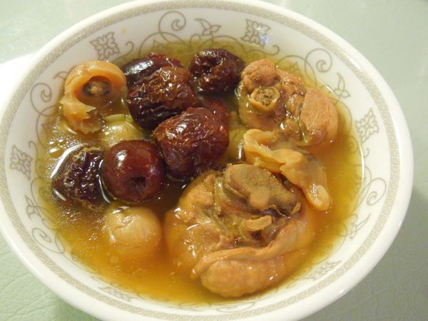 雞湯充滿紅棗和桂圓的甘甜味。加上使用的是健康的土雞,喝起來非常順口,的確是大人、小孩接受度都很高的養生湯品。