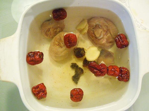 在水鍋中放入水、雞腿、紅棗、龍眼乾肉、薑片。先開大火使水沸騰後,立即轉最小火，燉煮1小時。完成前加少許鹽巴調味。