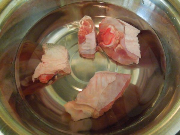 洗淨雞腿塊後,入沸水鍋中川燙,洗去渣滓浮末。紅棗洗乾淨。