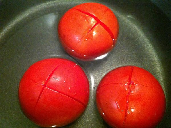 番茄底部畫十字、放入小滾的水中煮至皮開始脫離、就可撈出。