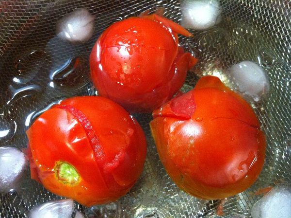 將燙好的番茄放入冰水中漂涼 及去皮後...