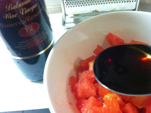 在番茄丁的碗內放入所有調味料...（鹽的份量依個人喜好調整）