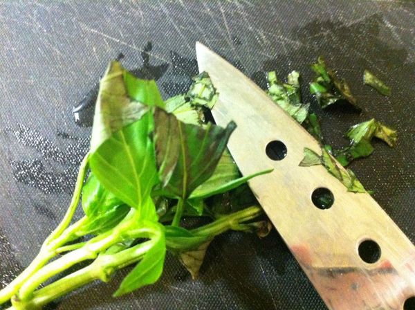 等待番茄的同時，將羅勒洗淨甩乾後切末；
烤香的蒜頭拍碎切末 - 這兩樣都愈細愈好。