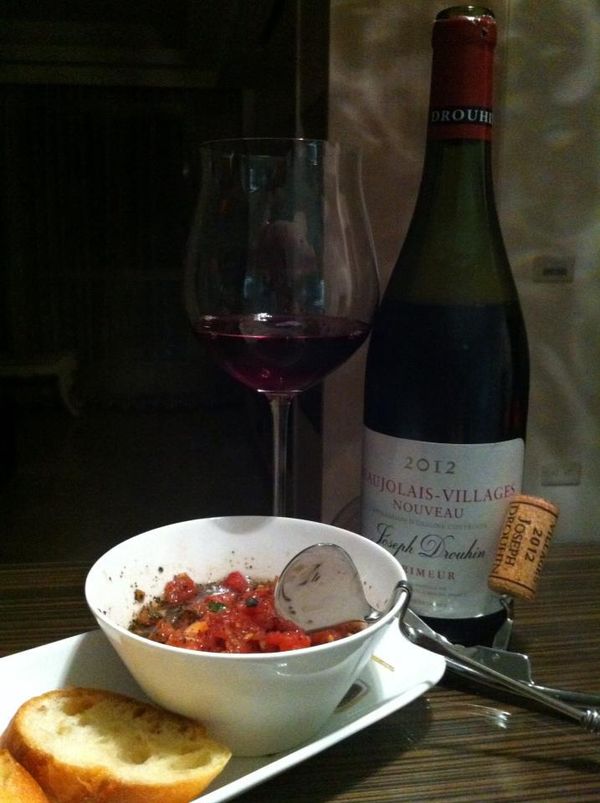 吃的時候，將番茄羅勒香蒜醬放適量於加熱過的法國麵包片上即可。