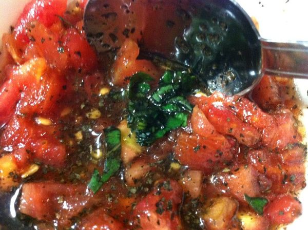 最後再放入羅勒末及蒜末拌勻即完成。