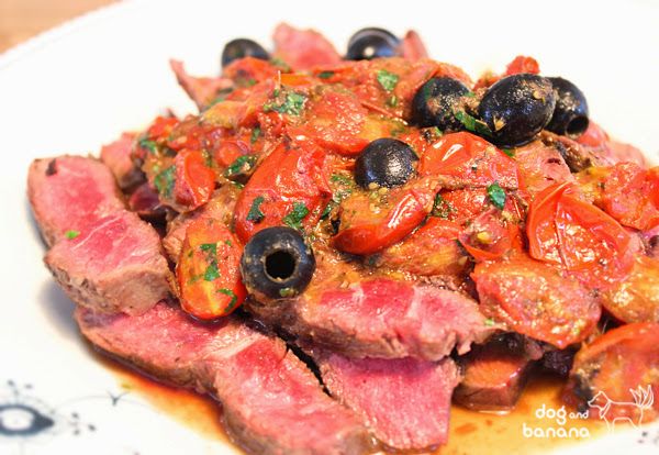 牛排薄切後淋上醬汁,灑上巴西里就可上桌了。