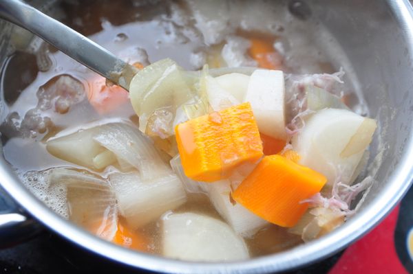 滾煮至熟軟後在適量的調味即可。