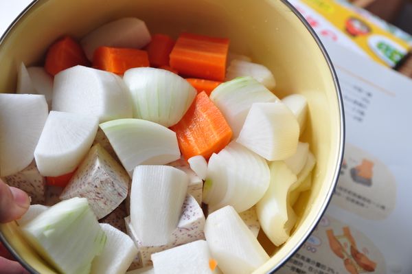 接著放入切小塊的各類鮮蔬