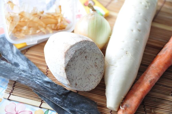 備料:有機紅蘿蔔、有機洋蔥、芋頭、白蘿蔔、海帶、柴魚