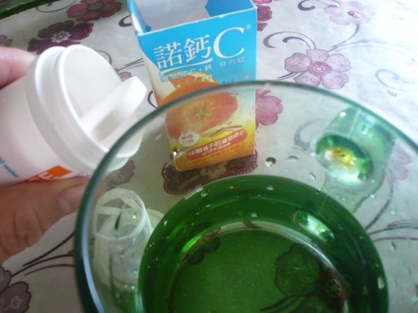 將一錠諾鈣C發泡錠放入水中溶解。