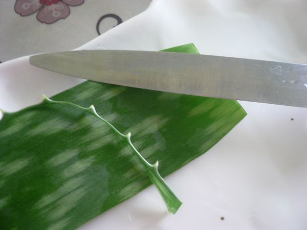 將蘆薈外表洗淨。切去左右邊的刺。