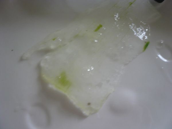 將蘆薈下層的綠皮切除。