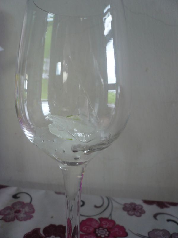 將蘆薈放入杯中。