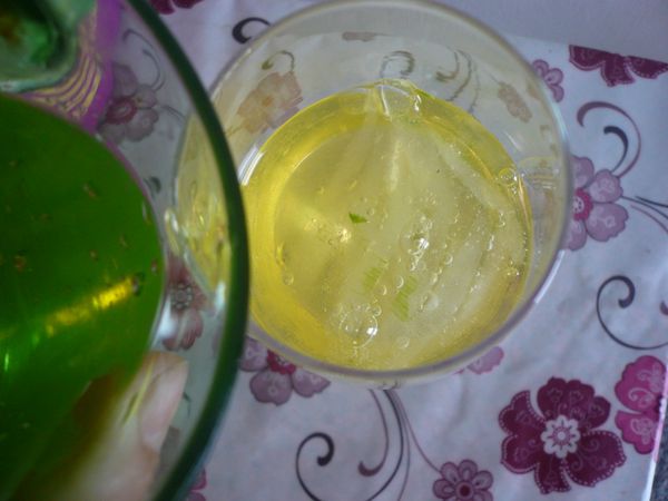 倒入150CC的諾鈣C發泡錠水。