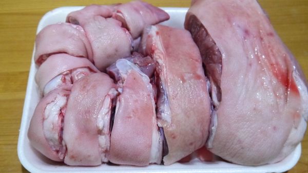 喜歡吃肉買前腿，後腿吃皮，所以各有味道，買回家的豬腳先過水川燙，去除雜質跟血水。