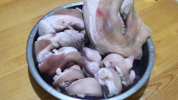 燙過的豬腳放進冷水裏沖洗一下，去除雜質也能增加肉質的Q軟度。