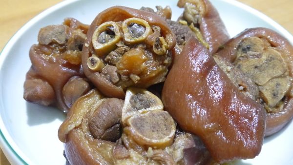 青蔥跟蒜頭、冰糖、醬油放入鍋底，依序放入豬腳，加水蓋過豬腳，放入電鍋蒸煮，外鍋放入一杯水的量，按下開關，待電鍋跳起後一小時，不加水再按一次開關，就完成又香又嫩的豬腳。