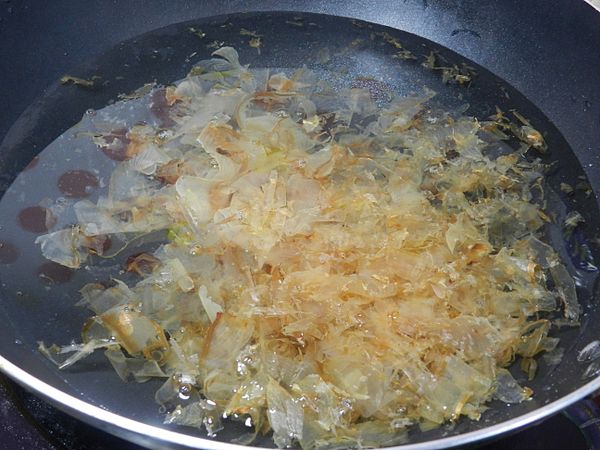 海帶擦乾淨，先泡在水中30分鐘，煮快滾時，再取出海帶，加入柴魚片煮三分鐘