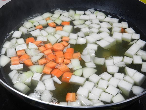 取出柴魚片後，加入切丁的所有食材，滾後轉小火，煮到蔬菜變軟微止，依個人喜好調味即可!!