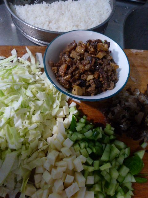 將所有食材切丁，備用。