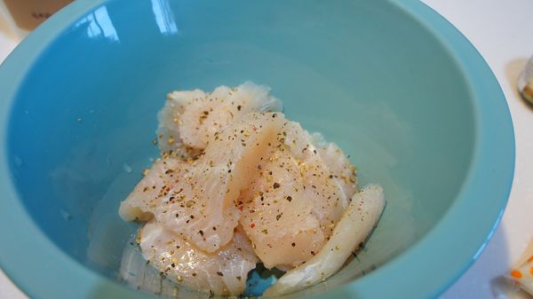 魴魚片斜切，加入鹽巴與黑胡椒馬殺雞一下