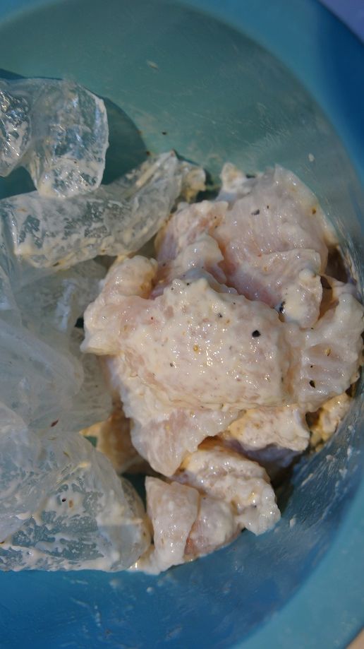 魴魚加入樹薯粉、太白粉、中筋麵粉抓勻