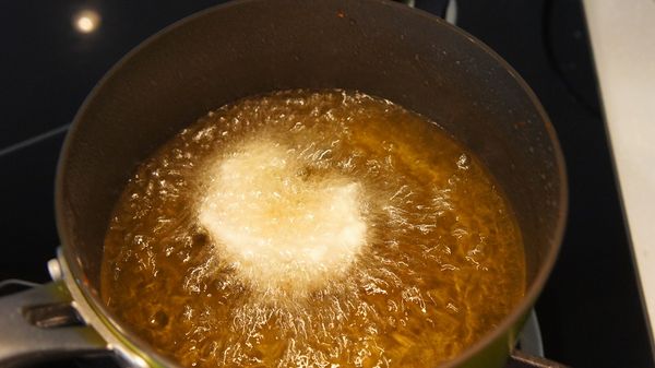 油鍋熱到筷子放進去週圍產生小油泡的時候就可以把魴魚下鍋炸，記得要一片一片的下，不然會黏成一糊喔，魴魚很容易熟，炸1~2分鐘就差不多了