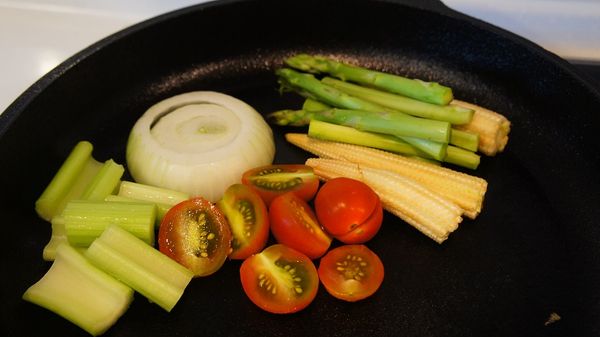 炸魚的同時來準備配菜；鑄鐵鍋燒熱，熄火加入一點橄欖油並放上配菜用餘溫慢炒，配菜上灑點鹽和黑胡椒就很棒了