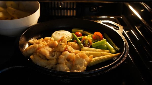 將配菜與炸魚移至事先以180度預熱的烤箱裡，烤十分鐘，而趁著這個空檔剛好可以來調法式傳統芥末籽沙拉醬