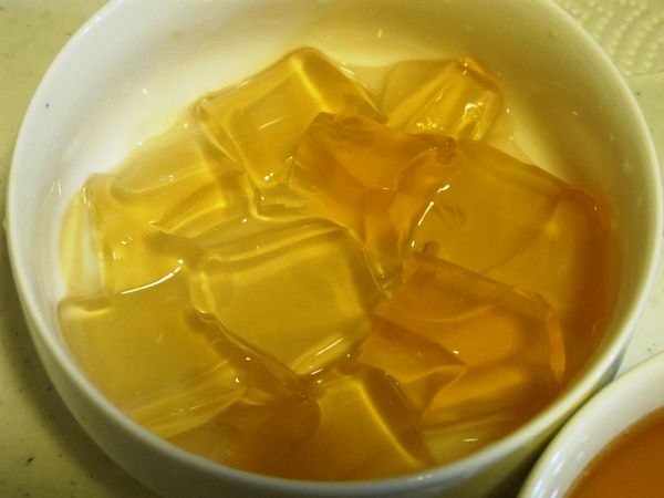 愛玉用湯匙切成自己喜愛的大小(這邊我好隨意的切大塊，這樣可以增添口感)