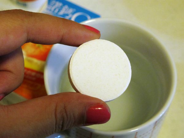 先將諾鈣C發泡錠加入300CC冷開水裡