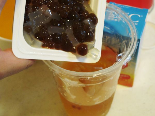 粉圓適量用熱水煮透煮熟後，放冷之後，連同蒟蒻一起放進杯子裡