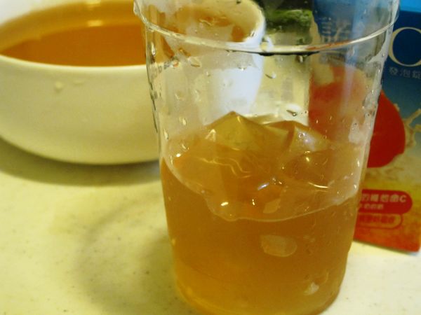 裝入容器較大的杯子(嘻嘻，這邊我環保利用之前在外面買飲料的杯子)