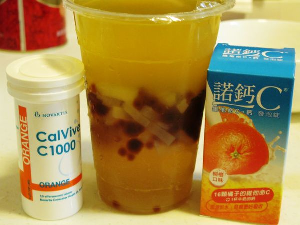 綠茶用100CC熱水沖泡放冷之後，一起加入杯子裡。就完成了一杯『多C健康Q調飲』囉!!!喝起來有微氣泡的感覺，製做過程中沒有在多加其餘的糖份，靠著柳橙口味的諾鈣C水就很足夠不用怕沒味道不好喝!喜歡喝調飲的朋友，不仿可以自己試試這杯多C健康Q調飲哦!!!