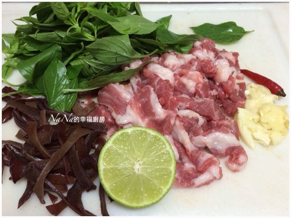 黑木耳切絲，梅花肉切極薄片備用