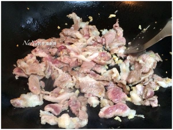 爆香蒜泥、辣椒末，加入肉片炒至肉色變白