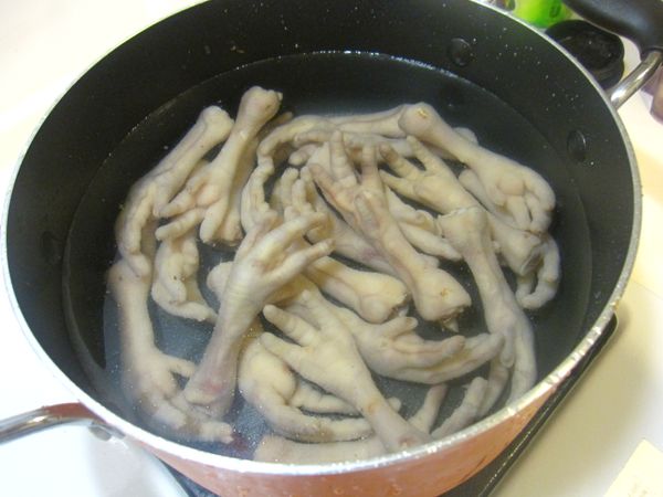 煮到雜質冒出來，關火，這鍋水倒掉。
雞腳先拿出來，把鍋子旁邊髒髒的雜質刷乾淨
重新裝過一鍋冷水，放回雞腳，開中火