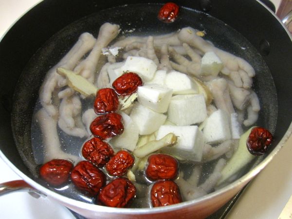 把紅棗、切片的老薑下鍋。
山藥切塊，也一起下鍋，用中火煮到沸騰。
湯裡面加一點澱粉，湯頭材料的味道比較容易融合(就像湯泡飯，湯頭和米飯混在一起就是感覺更好吃)，且山藥較不容易發胖，又可以滋補養顏。