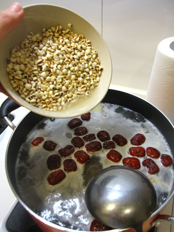 湯頭沸騰時，把薏仁下鍋，然後轉小火，蓋上鍋蓋，小火熬兩個小時