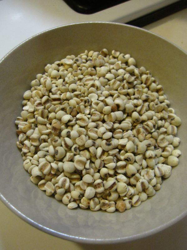 薏仁不用泡(泡的話美白成分會減少)，把外面那層白白的粉洗乾淨就好