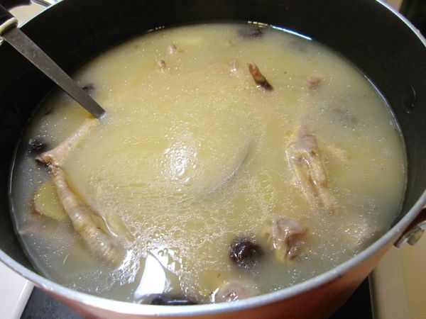 兩個小時後，湯頭會呈現這樣濃稠的白色，就搞定了。