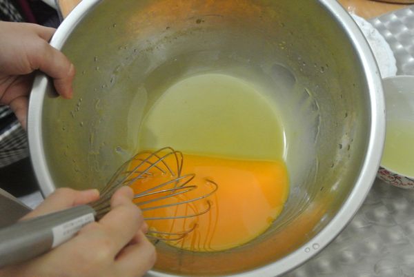 糖跟蛋黃打發